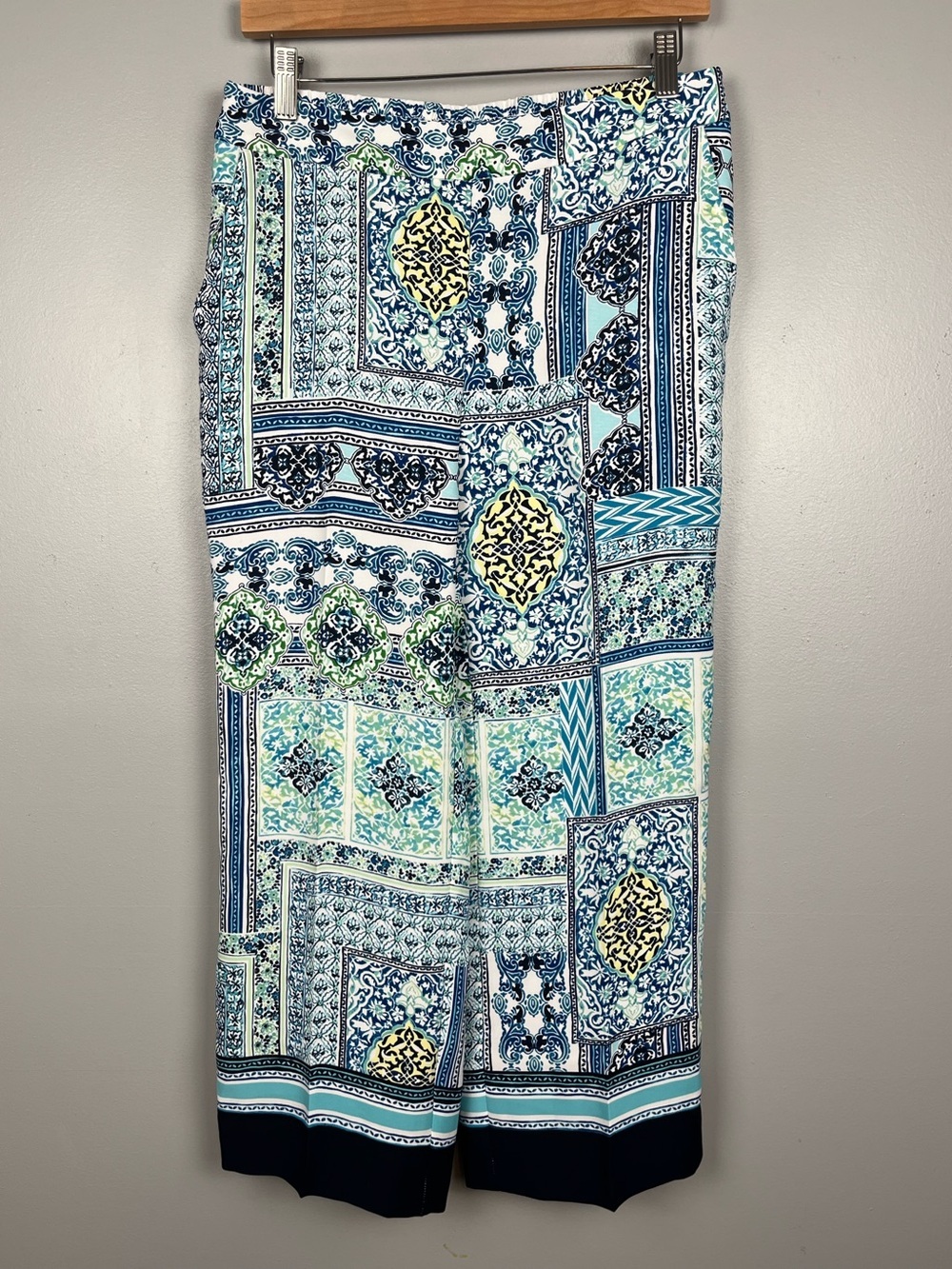 Chico’s blue aqua yellow print pull on wide leg cropped pants, US 4.